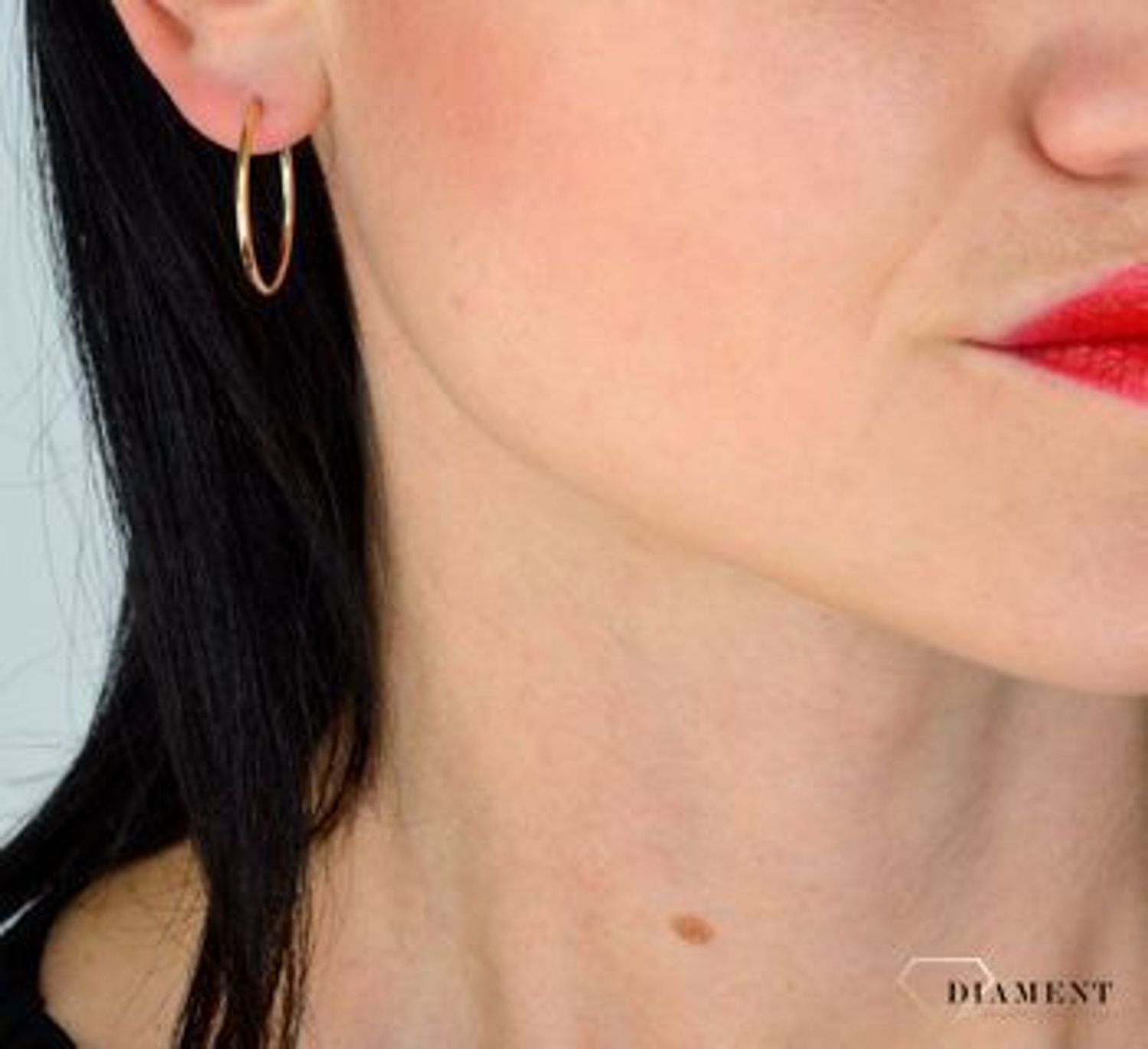 Kolczyki złote kółka próba 375, KL 1277F 375 Stylowe kolczyki wykonane z wysokiej jakości złota próby 375. Kolczyki mają kształt kółek. Kolczyki typu koła to ponadczasowa biżuteria, która pasuje do każdego.jpg